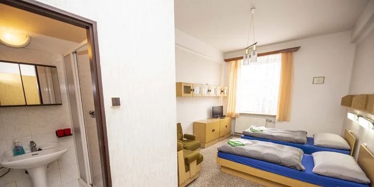 Ubytováni budete v jednoduše, avšak účelně zařízeném pokoji.