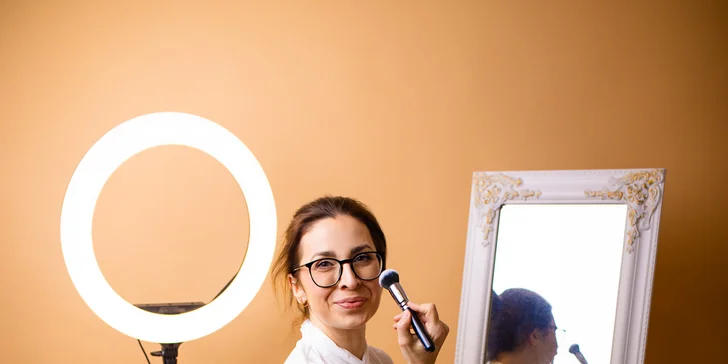 Nalíčí a připraví na focení naše vizážistka a vlasová stylistka Daniela