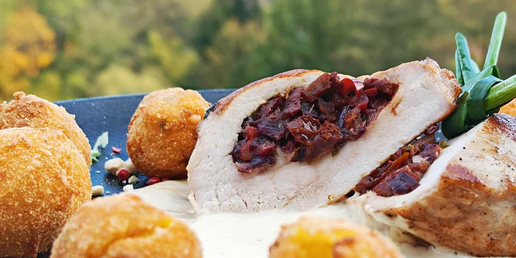 ...nebo vepřová kotleta plněná chutney z červené cibule, papriky a sušených rajčat, domácí mandlové krokety a sýrová omáčka.