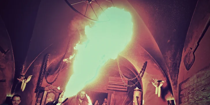Středověké hodování vám zpestří kejklíři a ohňová show. 