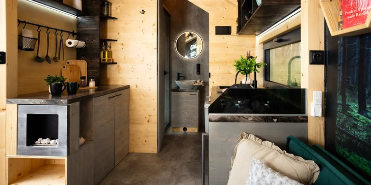 Zabývate sa v tiny house s názvom Honzík, ktorý je obklopený pokojným prírodným prostredím.