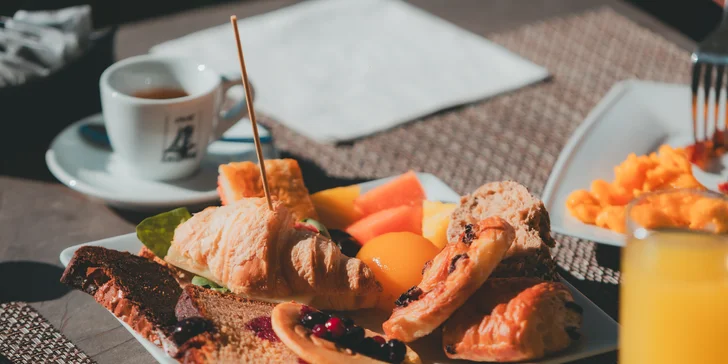 Na výber je tiež all inclusive s nápojmi počas dňa, raňajkami, večerami aj dvojchodovými obedmi, počas happy hour vás čakajú aj nápoje a predjedlá.