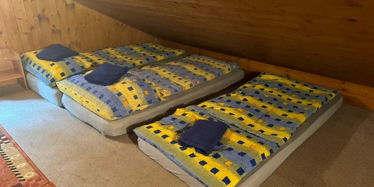 V horní části srubu se nachází spací plocha s 6 matracemi. 