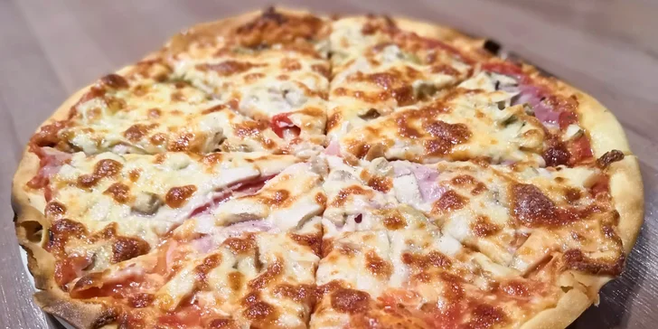 Nachystají vám tu jednu pizzu o průměrů 32 cm.