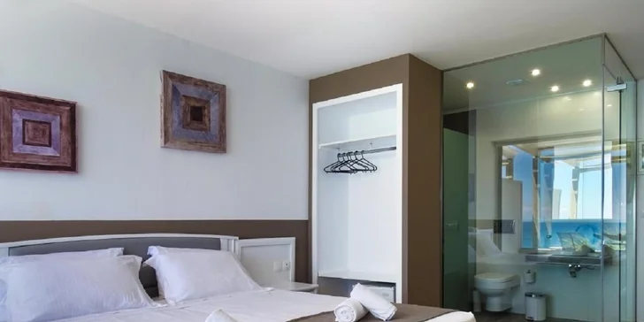 V každém pokoji najdete koupelnu s toaletou, ledničku, Wi‑Fi a nechybí ani balkon či terasa.