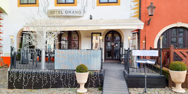 Vchodové dveře restaurace objevíte v samotném centru města.