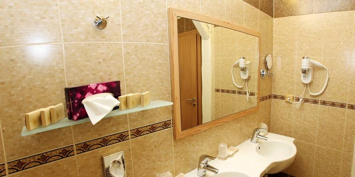  Samozřejmostí je vždy koupelna se sprchou nebo vanou, WC a fénem. 