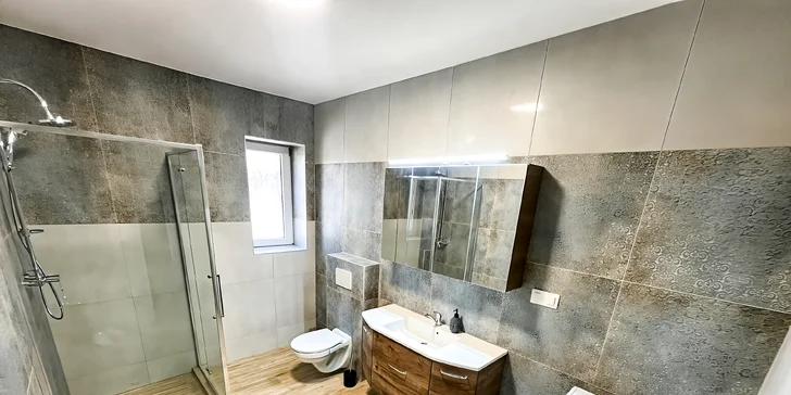 Súčasťou apartmánu je, samozrejme, aj kúpeľňa so sprchovacím kútom a toaletou. 