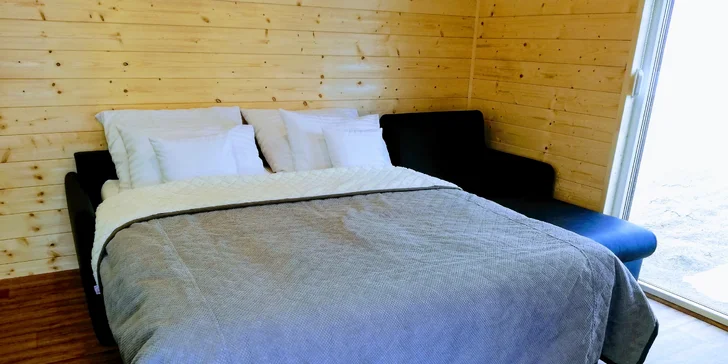 Je tu vždy postel queen size a rozkládací gauč. 