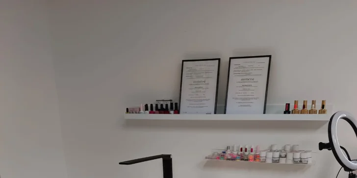 Při gelové modeláži se na nehet aplikuje speciální modelovací hmota.