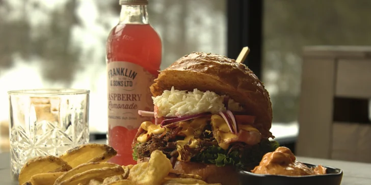V rámci vybraných variantov na vás bude čakať aj ikonický Zázvorácky burger pre dve osoby.
