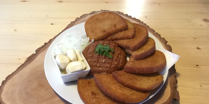 K masu dostanete také kopec zlatavých topinek. 