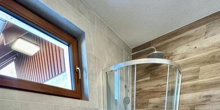 Kúpeľňa s toaletou je samozrejmosťou.