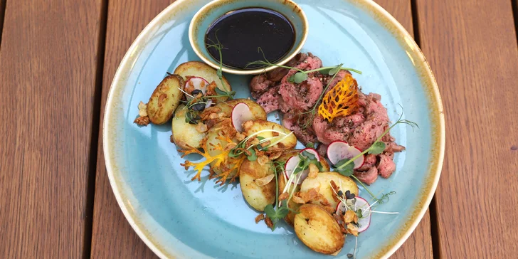 Tříchodové menu pro 2 osoby v centru Plzně: carpaccio z řepy, flank steak a čokoládová hlína