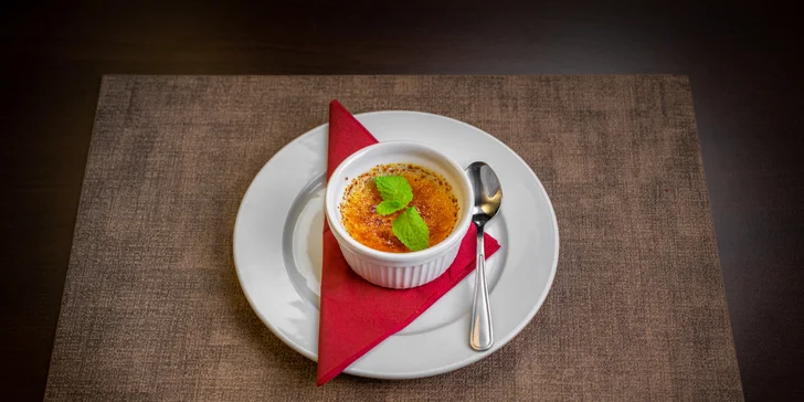 Vše zakončí sladká tečka v podobě crème brûlée. 