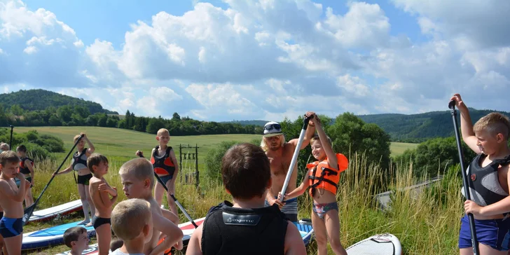 Během dvou hodin vás čeká lehká bezpečnostní teorie a rozcvička na břehu, kde se také naučíte jak správně připravit vybavení. 
