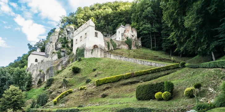 Klášter Veľká Skalka budete mít z Trenčína necelých 7 km, dojdete k němu i hezkou procházkou.