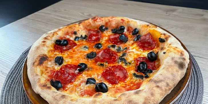 Suroviny použité na pizziach pochádzajú buď priamo z Talianska alebo z farmy Loišov dvor v dedine Baška