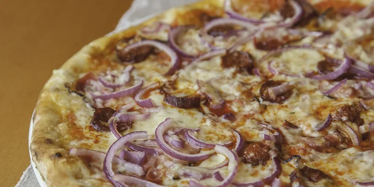 500 g Pizza Gazdovská (pizza pasta, syr,klobása,  slanina, cibuľa, cesnak)