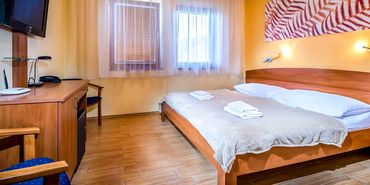 Čekají na vás příjemně zařízené pokoje i prostorné apartmány, kde si odpočinete po dni plném zážitků.