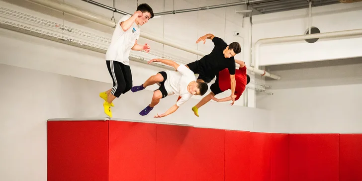 Hodina v Jump Academy Brno: trampolíny, ninja dráha, parkour zóna, obří bazén s houbičkami a 9D kino