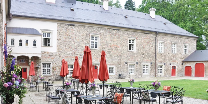  Pokud přijedete na jaře či v létě, tak za krásného počasí můžete stolovat i na zámeckém nádvoří. 