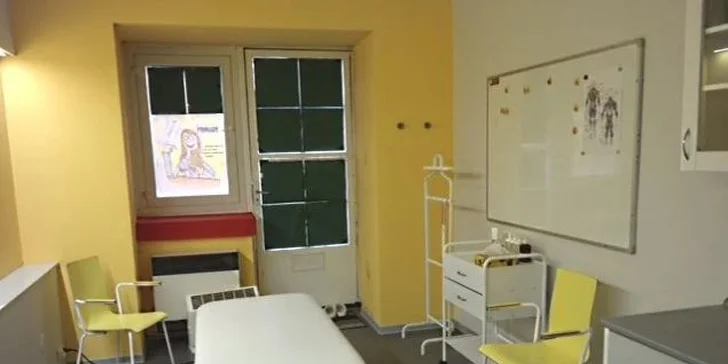 Zkušené ruce maséra pomohou ulevit od bolesti při pohybu.