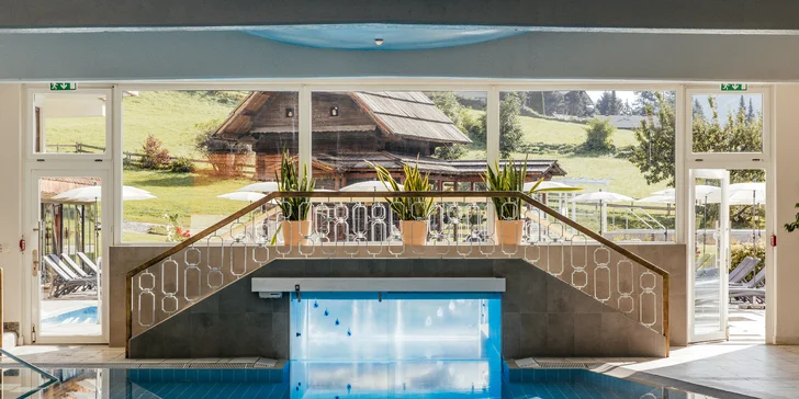 Ve wellness najdete několik bazénů – mezi nimi např. vnitřní termální, venkovní termální či koupací rybník s nekonečným bazeném. 