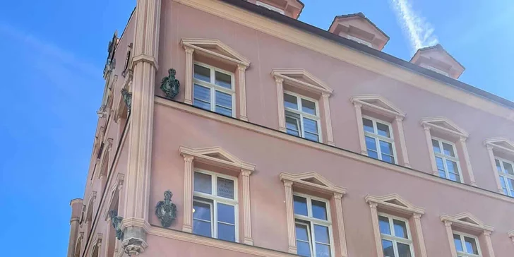 Při reflexní masáži masér působí na reflexní body na ploskách nohou, jejichž stimulací podpoří funkci vnitřních orgánů. 