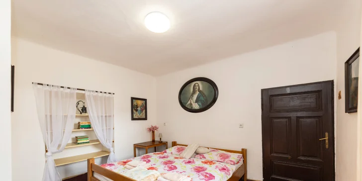 Malé děti do 2,9 let musí spát v dětské postýlce, ale tu vám za poplatek v hotelu rádi půjčí (rezervace je nutná).