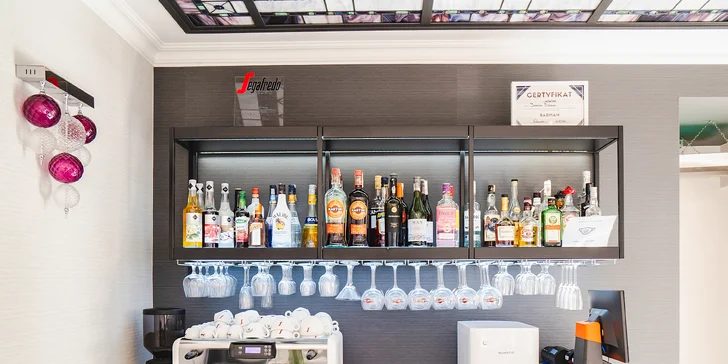 Na míchaný drink můžete zajít do hotelového baru.