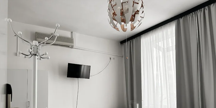 Samozřejmostí je i TV, připojení k Wi‑Fi a lednička.