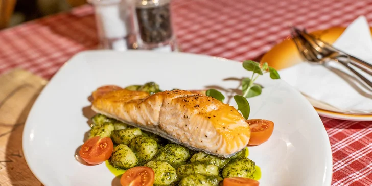 Steak z lososa, gnochci s bazalkovým pestom a s pečenými cherry paradajkami na tymiáne  