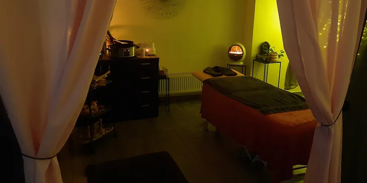 Následuje samotný rituál, při kterém masérka používá nehty, peří, lávové kameny i horké ručníky, vše podle vašeho přání.