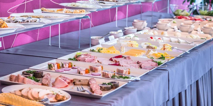 V restauraci Simple máte zajištěné snídaně nebo polopenzi formou bufetových stolů.