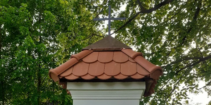 Kaplička Sv. Jiří naproti penzionu.