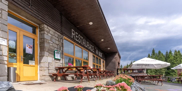 Restaurace se nachází přímo v sedle Hvězda na cestě z Malé Morávky do Karlovy Studánky.
