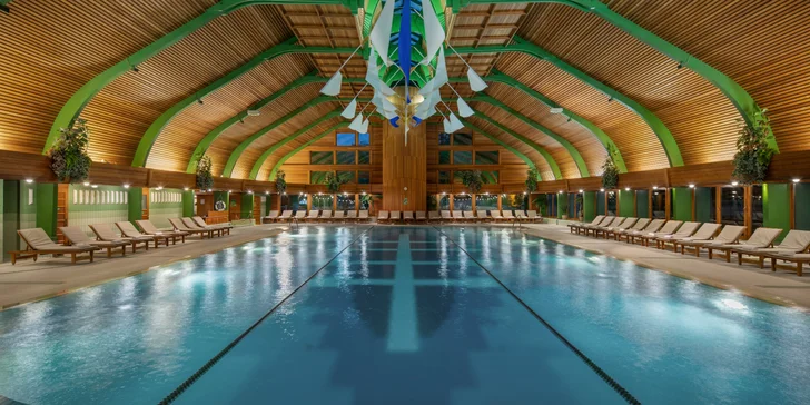 V zážitkových lázních najdete venkovní bazén ve středomořském stylu, velký vnitřní plavecký bazén, sluneční terasu s lehátky a Neptun Grill Bar.