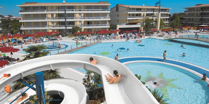 Velký bazénový park nabízí celkovou vodní plochu 800 m² ve třech bazénech různé hloubky. 
