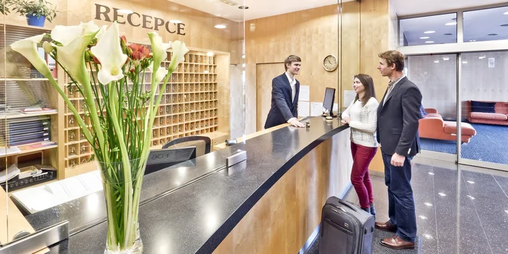 Hotel se nachází v klidné části města, asi 6 km od centra a 15 minut autem od přehrady. 