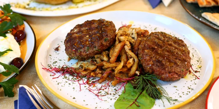 Na stole se objeví tzatziky, biurdi i gyros, souvlaki a jehněčí žebra.
