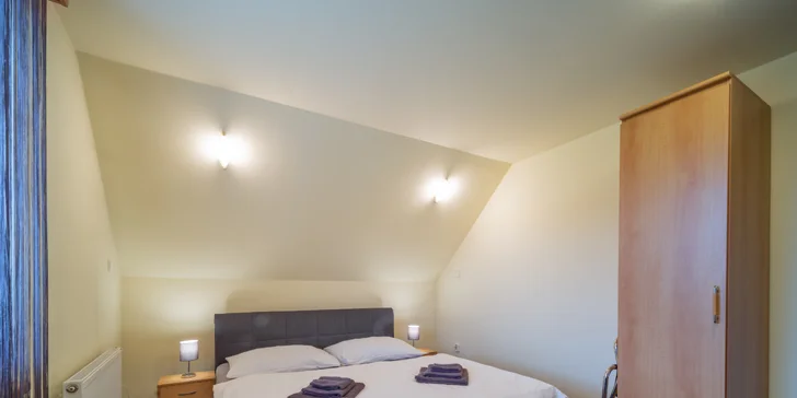 V ponuke je tiež priestrannejší apartmán, kde pohodovú atmosféru vytvorí krb.