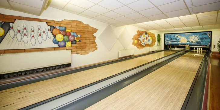 V ceně jedné z variant je i hodina bowlingu.