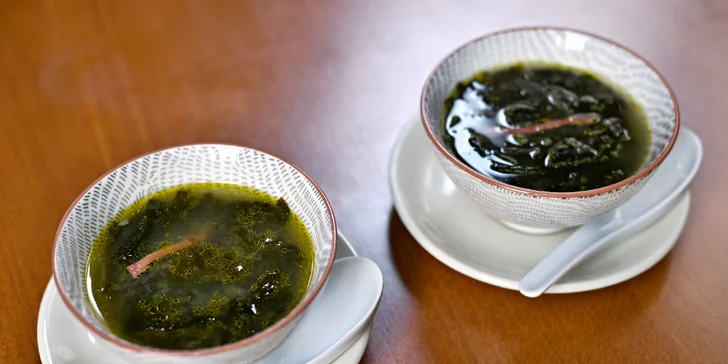 Dostanete i dvě wakame polévky.