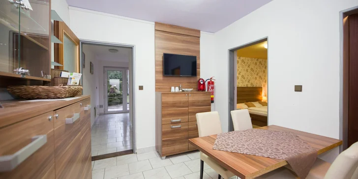 Připraví vám komfortní dvoulůžkový pokoj nebo čtyřlůžkový apartmán. 