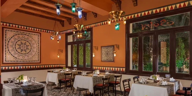 V resortu najdete celkem tři restaurace a pět barů. 