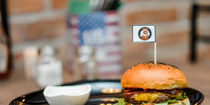 Road King Burger - 160g 100% hovädzie mäso, 77g žemľa, delikátna omáčka z nakladaných suš. paradajok, čerstvá rukola, slaný chips z talianskej coppy, červený cheddar, chrumkavá slaninka 
