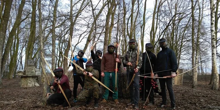 V cizině se jí také říká lukohra, Archery Tag nebo Archery attack.