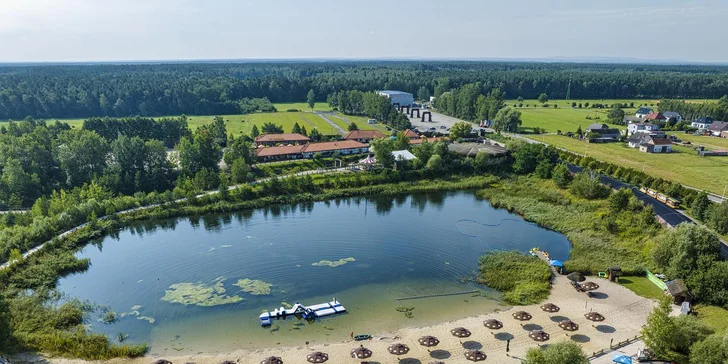 Pokud dorazíte v létě, můžete se osvěžit na pláži. 