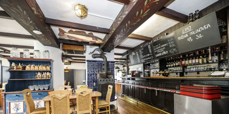 Posedíte si v hotelové restauraci. 